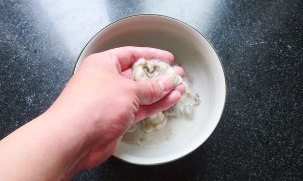 鮮蚵加入2小匙（12g）食鹽、1大匙（9g）太白粉和1大匙（15mL）紅標米酒，揉搓至太白粉變成灰色，再漂洗乾淨（這樣處理去汙及去腥更徹底，若喜歡鲜蚵的原味可免去這一步）；