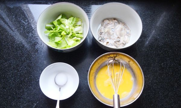 小白菜去根洗淨，切成3cm長的段；雞蛋在碗中打勻；玉米澱粉加入2大匙（30mL）水攪拌均勻；