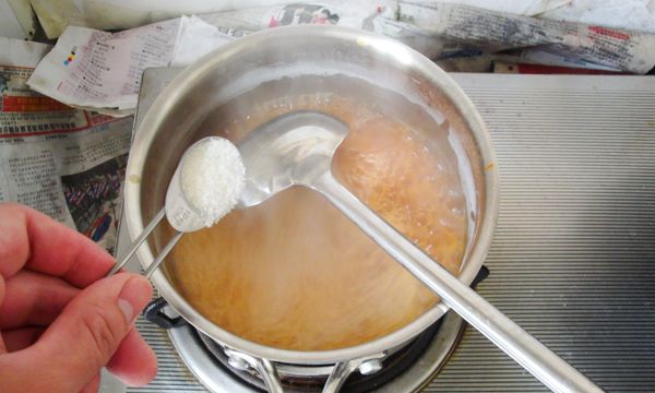 小鍋依次加入300mL水、白味噌、海山醬和甜辣醬煮沸並攪勻，再加入白砂糖調味；