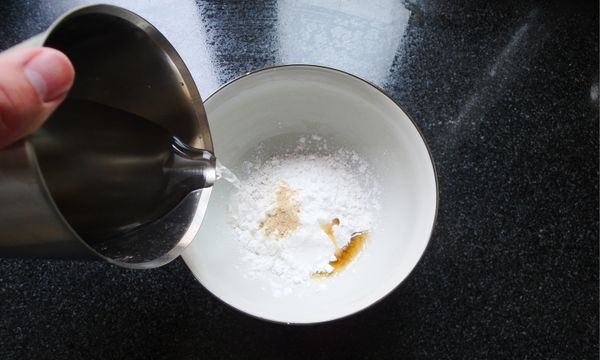 依次將粉漿料放入容器，加入12大匙（180mL）水攪拌均勻；