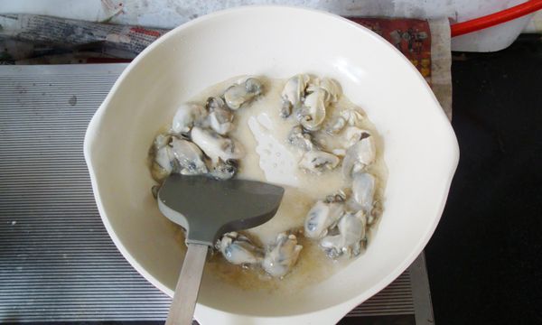 煎鍋加2大匙（30mL）豬油，中火燒至五成熱，放入鮮蚵煎至半熟、出汁時均勻攤開；