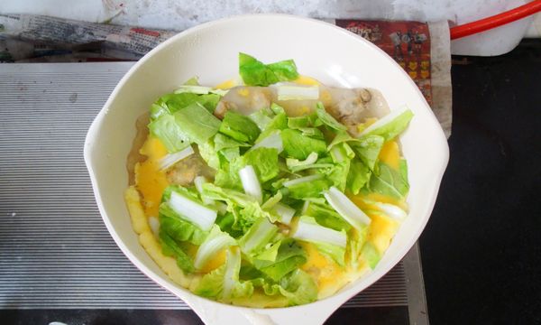 澆入雞蛋，均勻撒上小白菜；