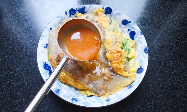 小白菜向下盛入盤內，表面均勻淋上適量醬汁即成。