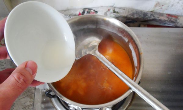 蓋上鍋蓋轉小火煮2分鐘，用玉米粉水勾芡，最後淋入香油即成醬汁；