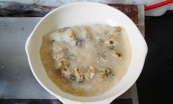 倒入粉漿，煎至邊緣凝固時翻面；