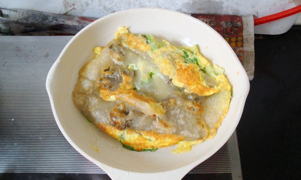 雞蛋基本凝固時翻面，煎至小白菜斷生，再不斷翻面煎至兩面皆熟透；