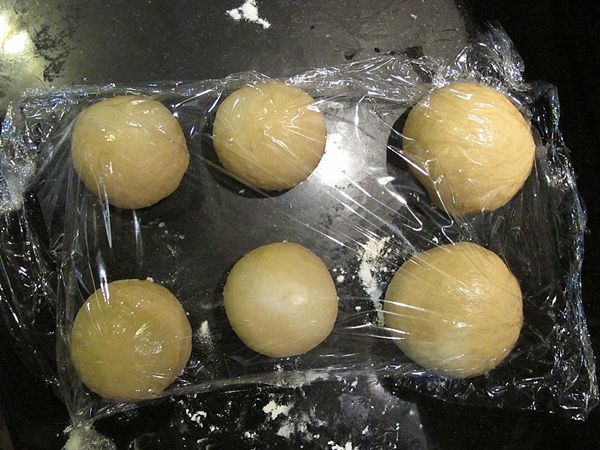 將麵團取出壓平排氣、分割成6等份滾圓後, 蓋上保鮮膜靜置做中間發酵15分鐘 ...