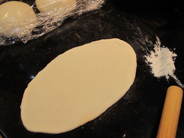 拍些手粉在麵團上, 桿平成長條狀, 翻面...