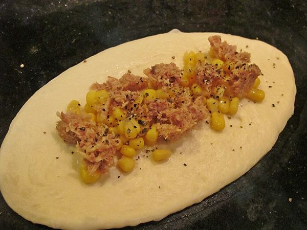 再次桿平~ 鋪上適量內餡材料(週圍留邊)...