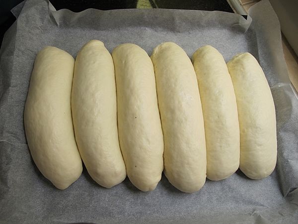 發酵好前10分鐘, 將麵團從烤箱取出...