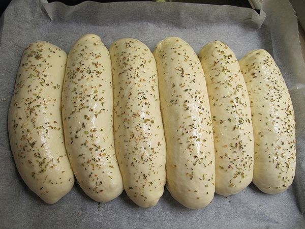 刷上適量的[蛋水] 於麵團表面, 再撒上義式香料粉 (蛋水除了增色外亦可防止香料粉脫落)