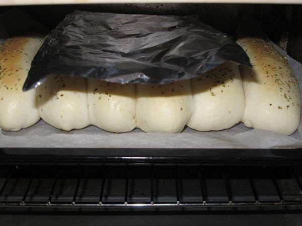 烤箱溫度預熱至190度; 放進已預熱的烤箱中,烘烤12分鐘至中間的麵團表面呈現金黃~ 打開烤箱快速覆蓋錫箔紙於中間, 關門續烤4~6分鐘即完成!