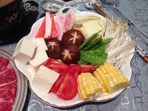 將所有新鮮蔬菜洗淨，可按個人喜好切塊。