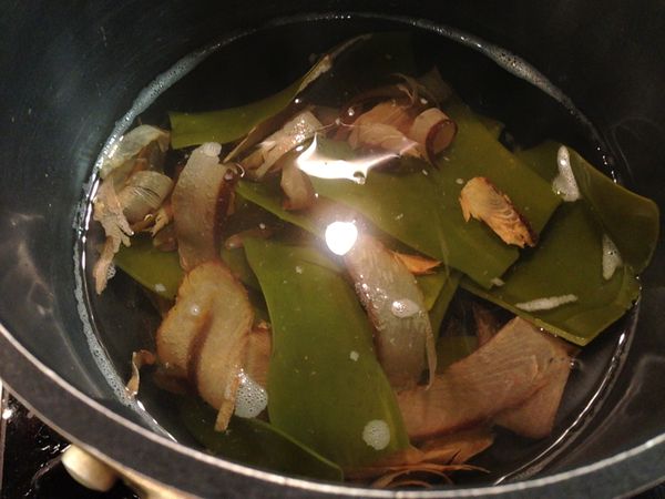 乾昆布先泡在水中約5分鐘，稍微洗去表面雜質。然後放入冷水裡煮滾，再加入柴魚片以小火熬煮約15分鐘即可熄火。等柴魚片沉澱後，就可以將柴魚片濾出，即完成柴魚昆布火鍋湯底。