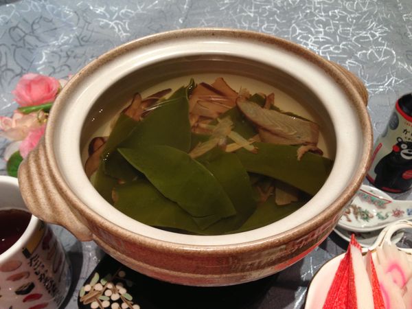 將高湯分裝到小鍋或一大只鍋，然後可隨個人喜好放入蔬菜類或牛肉，但在日本料理中，吃牛肉火鍋是先吃牛肉再吃蔬菜類。待湯底差不多燒亁，可再放高湯進去，簡單來說就是吃涮涮鍋加湯。