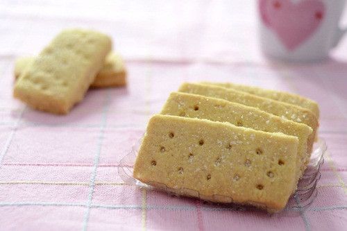 烤箱預熱至190度，麵團整盤送入烤箱15~20分鐘烤至淡金黃色，出爐後放涼即可(烘烤時間隨麵團厚度和烤箱火力調整，出爐前試吃一下沒有生麵粉味就可以了)。