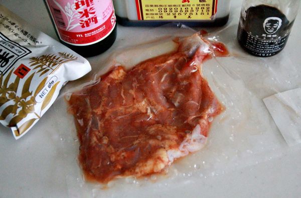 將醃漬無骨雞腿排解凍，備用