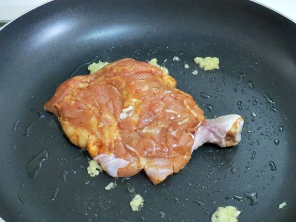 爆薑末，煎雞腿，先把雞皮那面朝下，煎2分鐘。