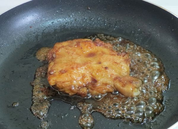 雞腿翻面， 醬油二匙、米酒一匙、蜂蜜一匙加入，兩面再各煎3分鐘後就起鍋。