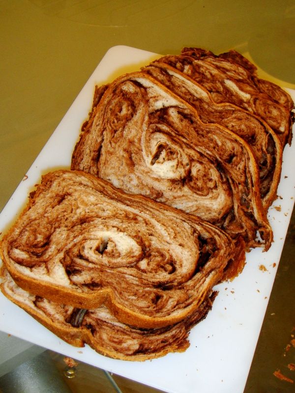 自己做的真的比較健康，這條吐司香濃口感好，但是不甜不膩，不像外面賣的那麼重口味，由此可見外面的添加物有多少。