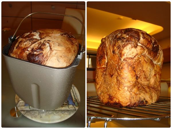 一個半小時後，麵包機逼聲再次響起，熱騰騰、香噴噴的巧克力大理石吐司，就這樣出爐了。