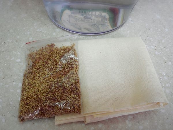 愛玉籽、過濾袋、開水加上萬能雙手就可做出咕溜口感的愛玉涷。