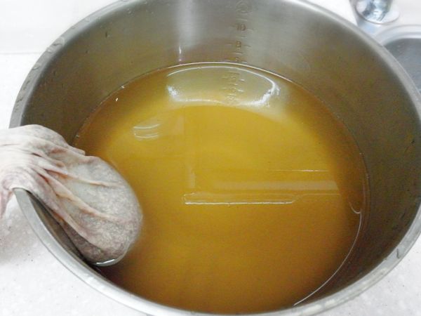 將愛玉籽放入過濾袋中，在開水中如洗衣般輕輕的搓揉6-8分鐘，使愛玉籽中的果膠慢慢釋出。