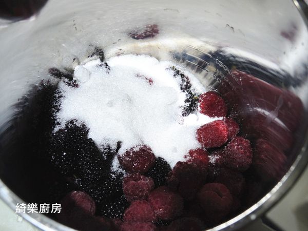 桑椹洗乾淨,瀝乾水份,加入覆盆子和糖