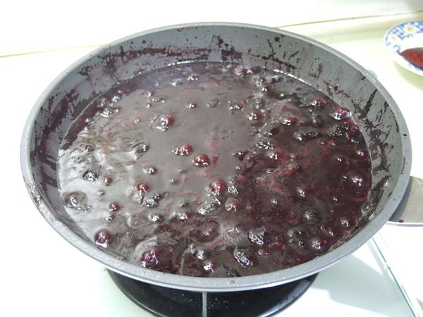 準備一個不沾鍋,中小火煮,用木匙攪拌防燒焦,直到果醬變濃稠,至少半小時以上