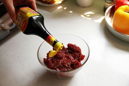 牛肉片先以美極鮮味露與米酒醃15~20分鐘。米線燙熟泡入冷水放涼。