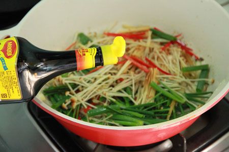 原鍋再加少少油，放入蒜末、洋蔥略炒出香氣後，將韮菜、金針菇、蔥段、紅辣椒絲炒香後，放入瀝乾水份米線與牛肉片，加美極鮮味露調味，加些醬油讓米線裹上醬色拌炒入味(可依喜愛增加辣味)，起鍋灑上少許白芝麻即完成。