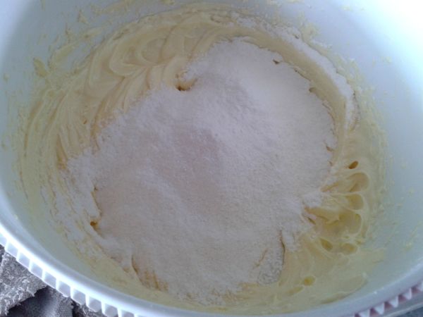 然后倒入材料C （粉料事先混合筛过）