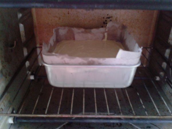 预热烤箱，以170‘c烘烤大约45-50分钟至熟即可