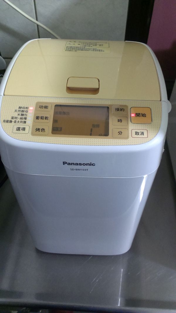 將麵粉、奶油、砂糖、鹽、抹茶、雞蛋、冷水放入麵包容器；並於酵母容器中放入酵母粉。

選擇 波蘿麵包 模式