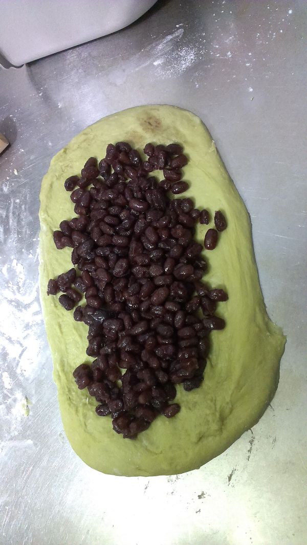 將麵糰擀成細長麵餅，寬度小於麵包容器。