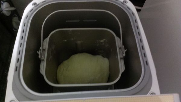 蜜紅豆均勻灑上去後，從面前開始捲起，放入麵包容器。