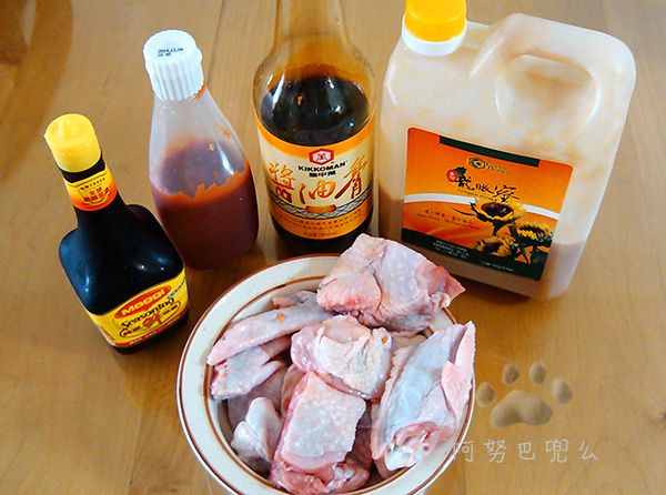 準備食材如下：醬油膏、蜂蜜、番茄醬、鮮味露、蒜頭數瓣。