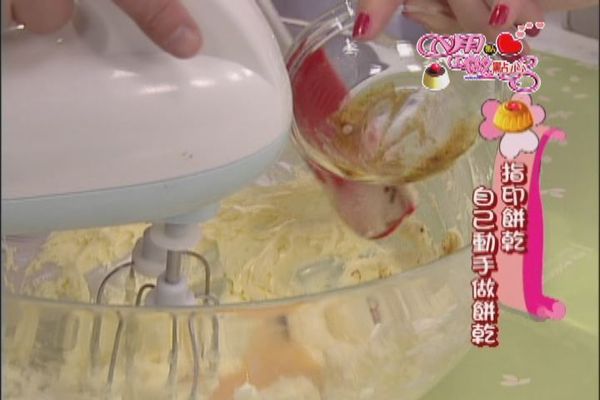 將蛋黃打散後分次加入拌勻，加入少許香草豆莢醬拌勻。