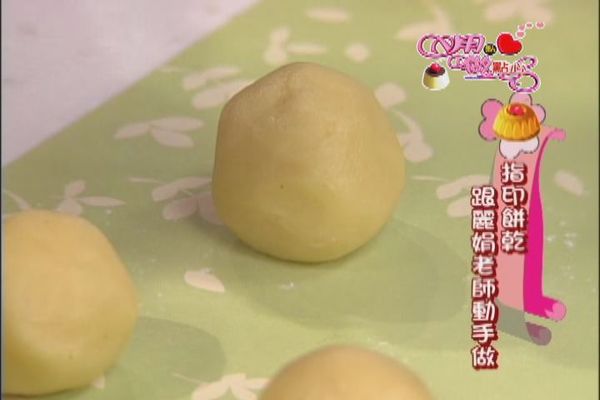 將拌好的麵糰搓成長條狀，分割成每個15克的麵糰搓成圓球狀。