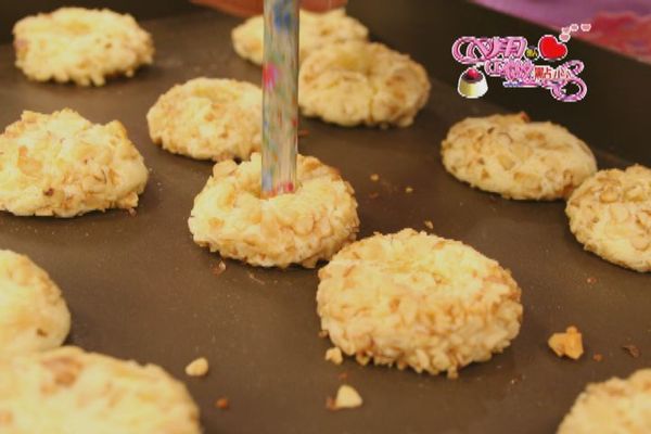 將做好的餅乾放進預熱好的烤箱中，以上火200/下火180的溫度，烤約15~20分鐘。
(烤焙中途若凹洞有凸起膨脹時，須再以指腹或筷子後端押出凹洞)