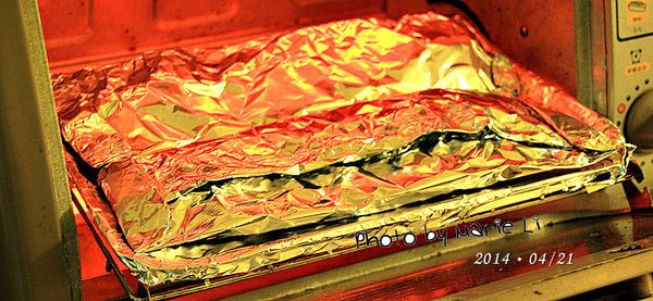 送入預熱好的烤箱，烤它個約十五分鐘左右

我用的是只能定時的小小烤箱
一次放兩片，烤到一半時會將烤盤翻轉再烤
烤完後若是錫箔紙裡還有很多湯汁的話
可以將它跟魚肉一起倒進鍋中
用中火快速燒至湯汁微乾微稠為止即可熄火

起鍋後為魚片灑上一些義大利香料和芝麻增添美味~