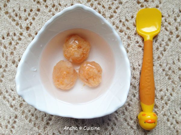 煮一鍋水，魚泥用手掌虎口擠出圓形，用湯匙往虎口挖起，丟至滾水裡，依序完成把丸子煮熟就可以囉！