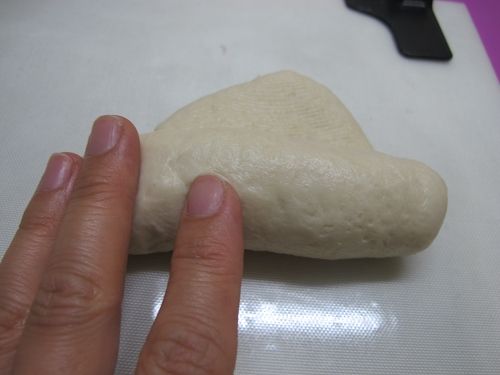 再將麵糰捲起來