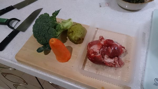 準備食材：備妥蔬菜及碎牛肉
(傳統市場的牛肉攤特別跟她說給狗吃的都會有便宜的碎肉)