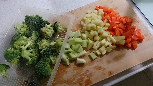 展現刀工：將蔬菜洗淨並、切丁