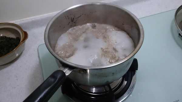 水沸騰後加入碎牛肉，拌煮至牛肉變色立即撈起