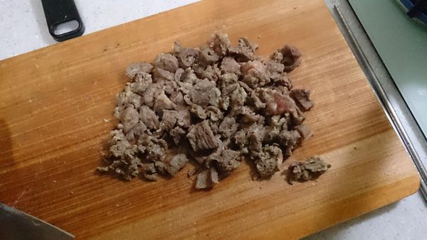 將撈起的碎牛肉再切成更小的丁狀