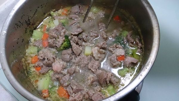 加入剛剛的牛肉丁後關火加蓋悶個5分鐘
