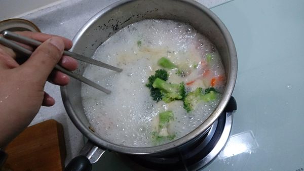 將蔬菜加入剛剛煮牛肉的肉湯中熬煮約5~10分鐘