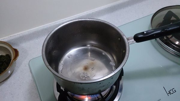 將1,000cc的水加入鍋中煮沸